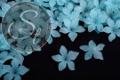 10 Stk. hellblaue Acryl-Blüten frosted 29mm-20